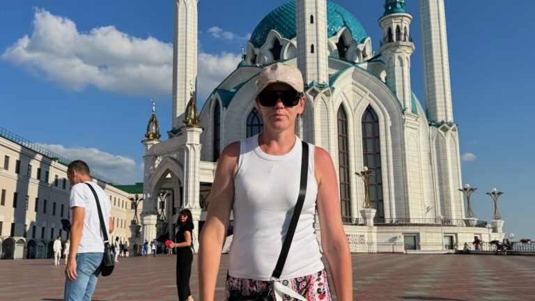 Семья проекта «Едем и Точка» перед мечетью Кул Шариф в Казани