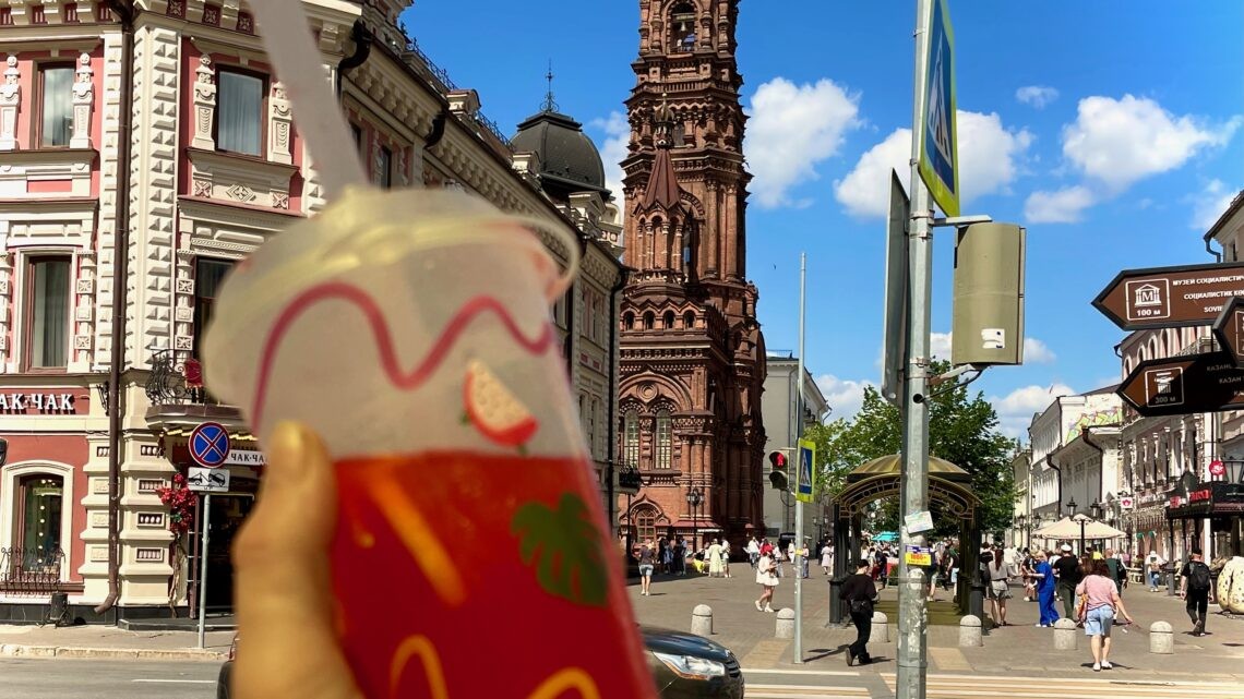 улица Баумана в Казани утром