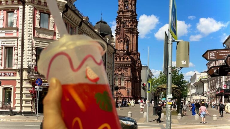 улица Баумана в Казани утром