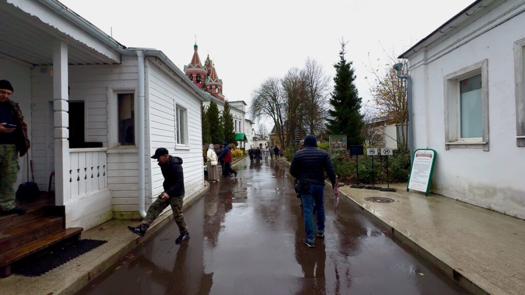 Саввино-Сторожевский монастырь в Звенигороде, вид от входа