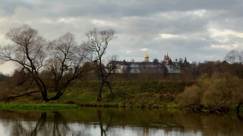 Новый Звенигород. Вид на Москву-реку и один из местных пляжей. На горизонте Саввиной-Сторожевский монастырь