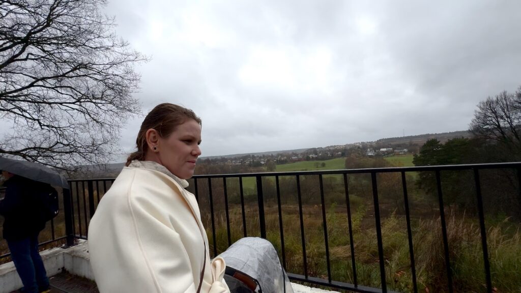 Дарья на смотровой площадке в Звенигороде, вид на Москву-реку и холмы