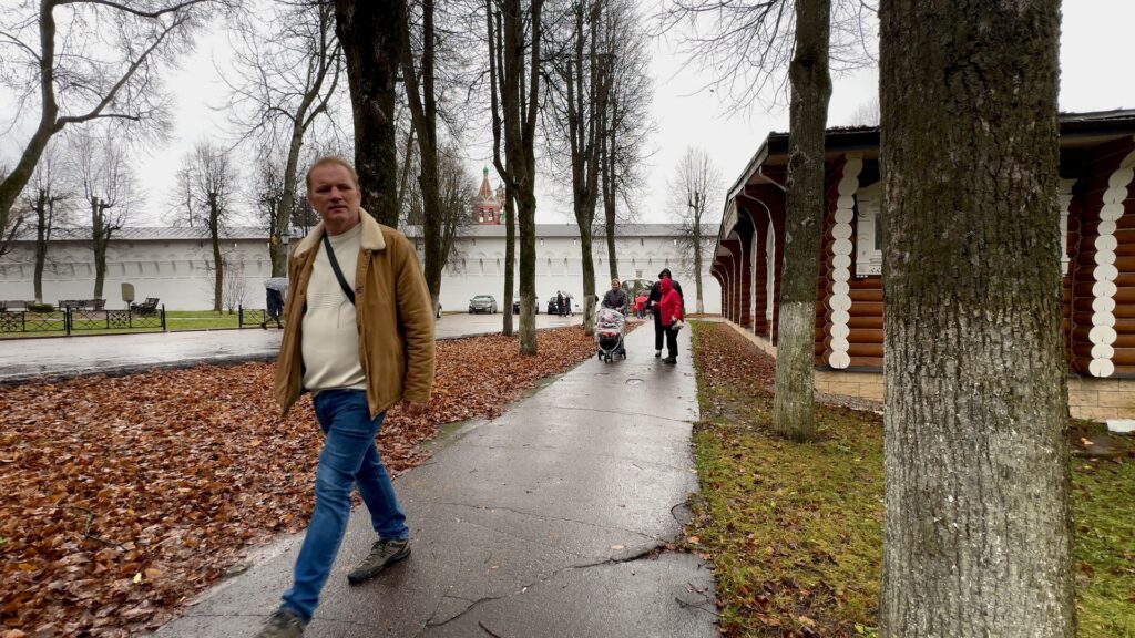 Виктор идёт по дороге от Саввино-Сторожевского монастыря