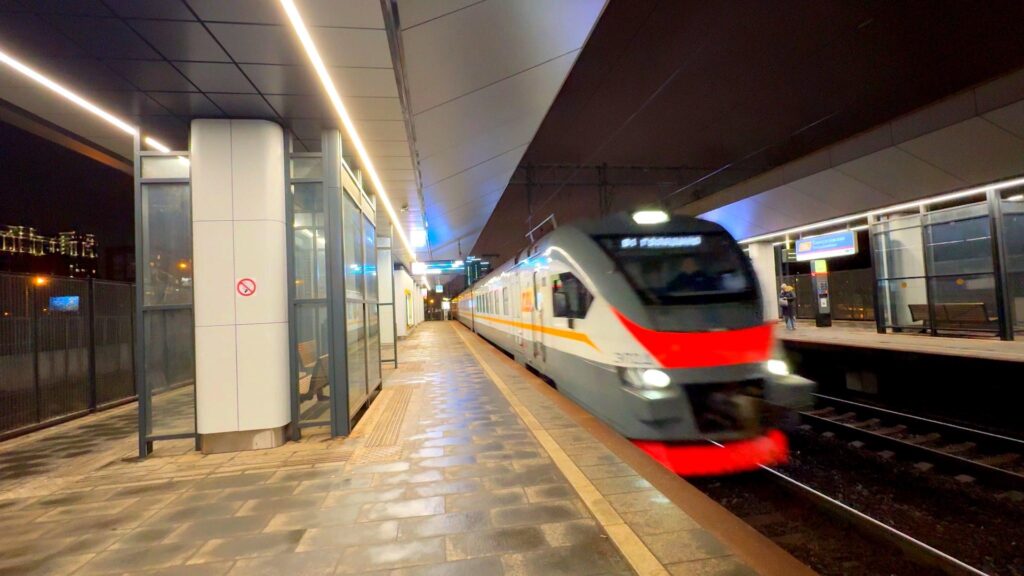 электричка Стандарт Плюс на станции Тимирязевская, отправление в сторону Звенигорода