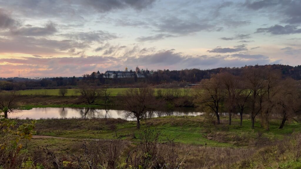 Вид на Саввино-Сторожевский монастырь и Москву-реку с холма.