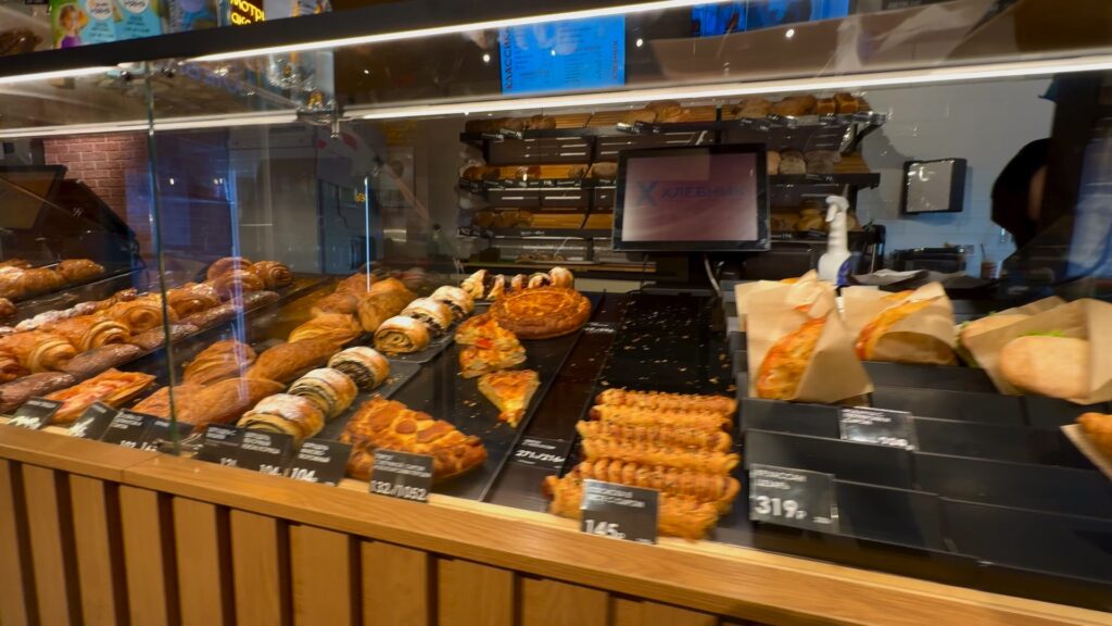 Витрина кафе «Хлебник» в Звенигороде с хлебом и свежей выпечкой.