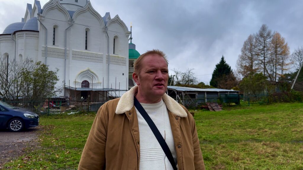 Путешественник Виктор на фоне Успенского собора в Городке в Звенигороде.