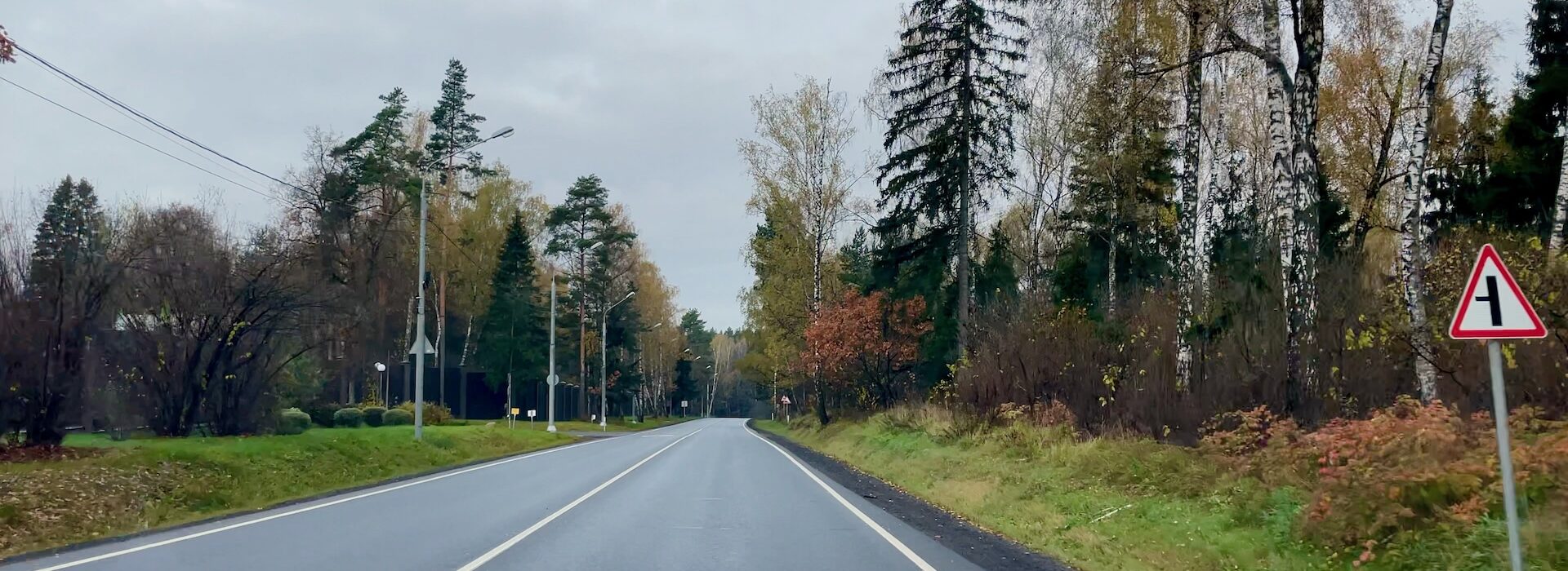 Дорога Москва — Звенигород, трасса среди леса, утренний свет, выезд за город