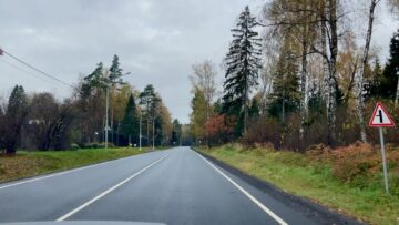 Дорога Москва — Звенигород, трасса среди леса, утренний свет, выезд за город