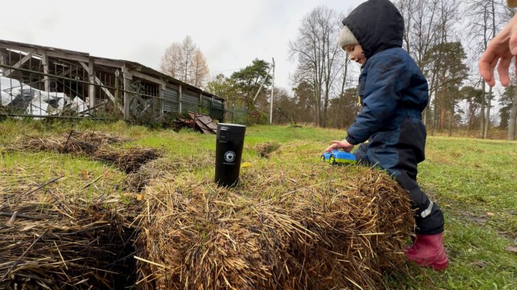Ребёнок играет на стоге сена, чашка кофе на фоне осеннего утра в Звенигороде