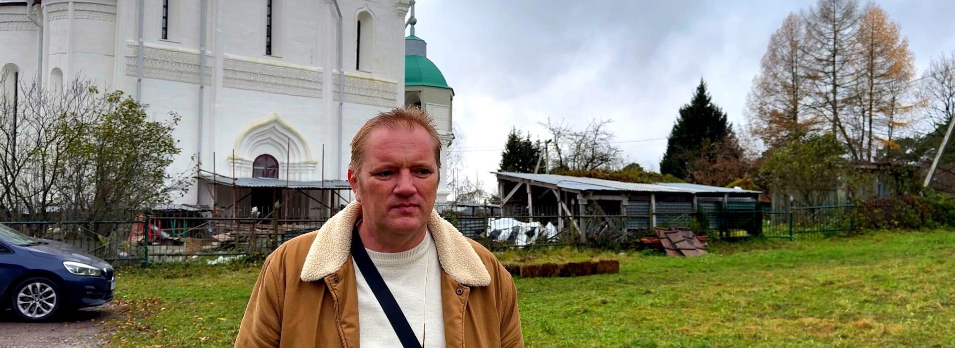 Виктор на фоне Успенского собора в осеннем тумане