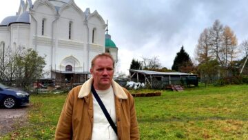 Виктор на фоне Успенского собора в осеннем тумане