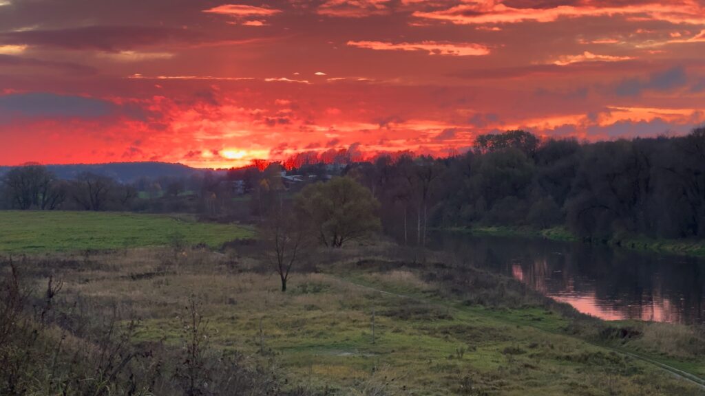 Москва-река за Каменным мостом в Звенигороде на закате