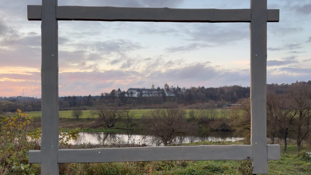 Дубовая тропа в Звенигороде фототочка с видом на Саввино-Сторожевский монастырь