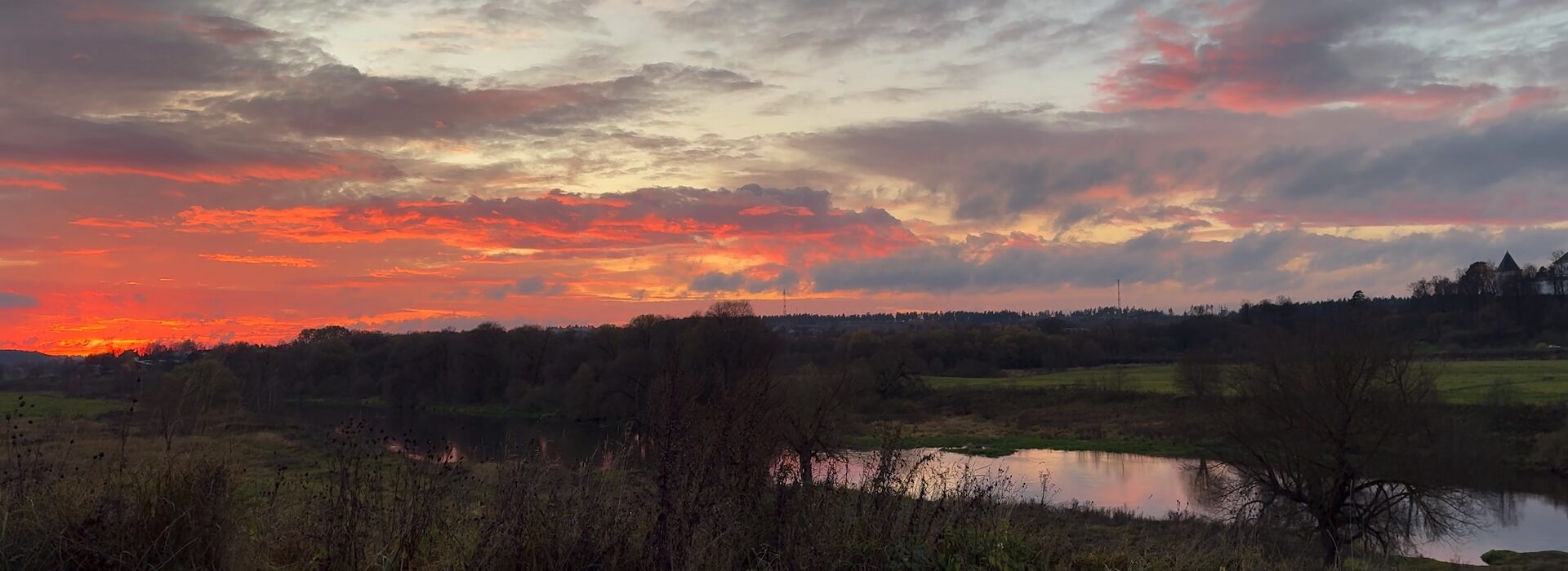 Набережная Звенигорода на закате вдоль Москвы-реки