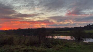 Набережная Звенигорода на закате вдоль Москвы-реки