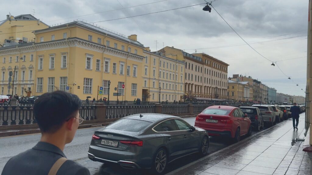 Набережная реки Фонтанки в центре Санкт-Петербурга без суеты