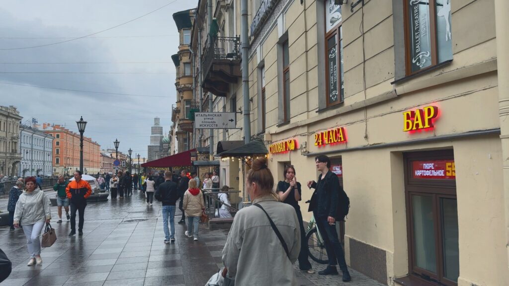 Набережная в центре Петербурга после дождя