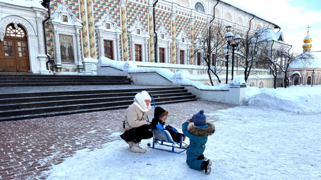семья гуляет по территории Троице-Сергиевой лавры зимой