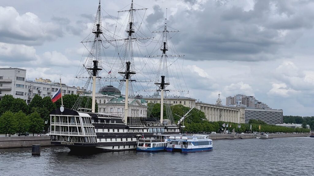Корабль на Неве в Санкт-Петербурге