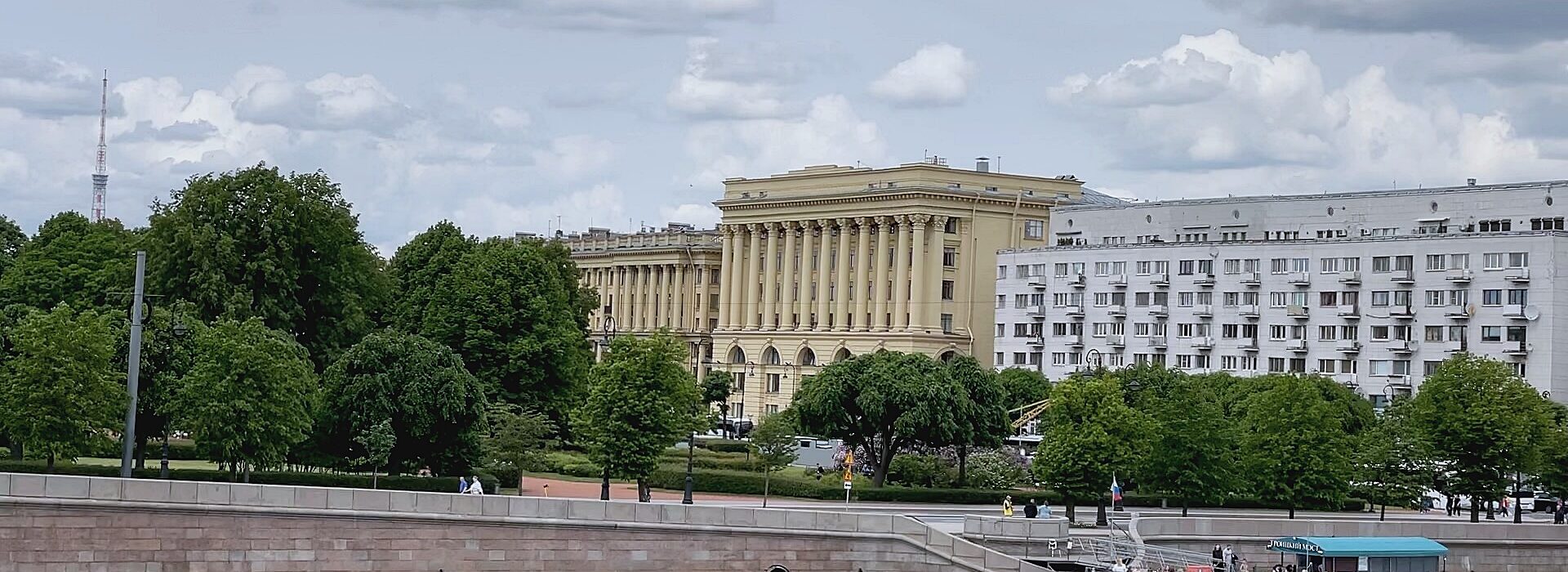 Санкт-Петербург, Нева, набережная и северное небо
