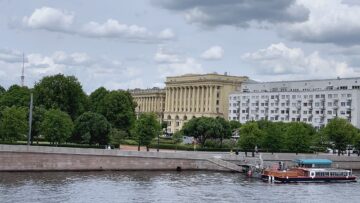 Санкт-Петербург, Нева, набережная и северное небо