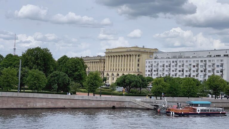 Санкт-Петербург, Нева, набережная и северное небо