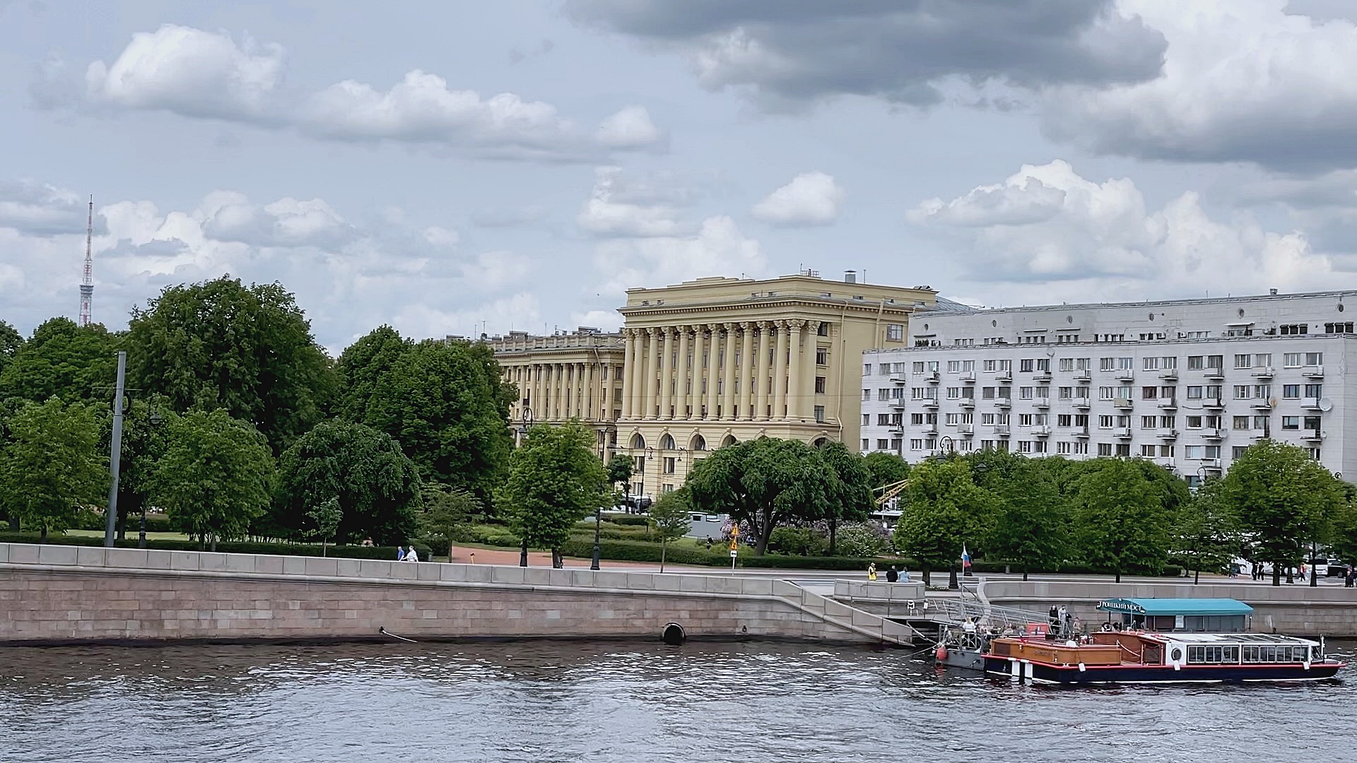 Санкт-Петербург, Нева, набережная и северное небо