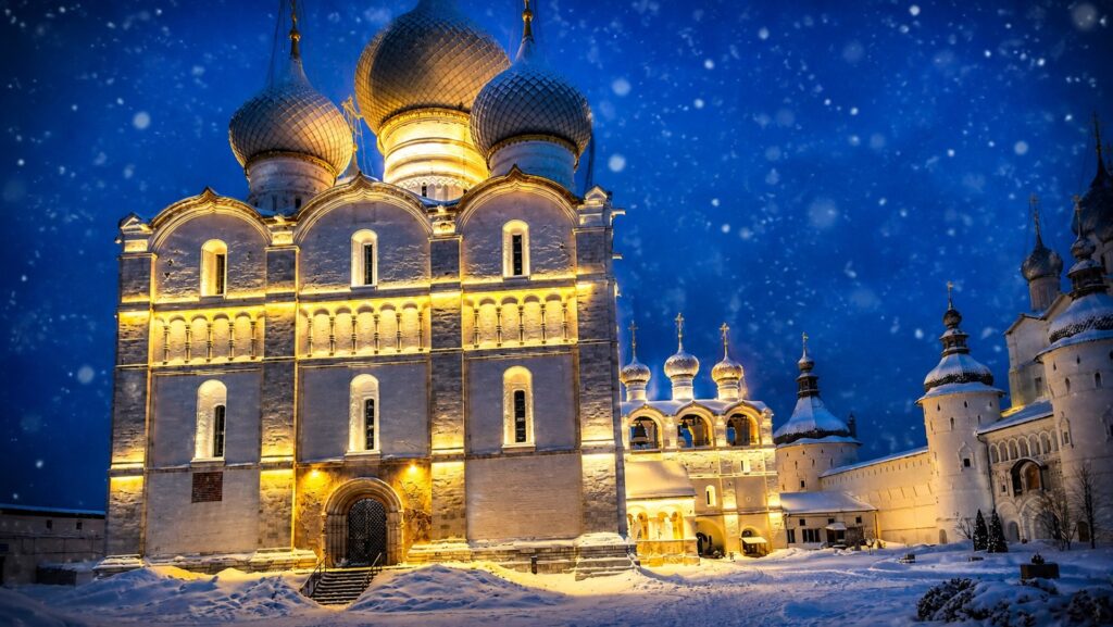 Ростовский кремль вечером с подсветкой зимой