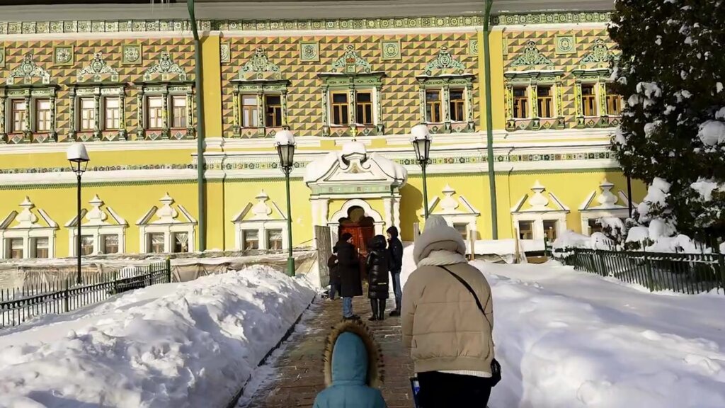 Подход к музею Конный двор зимой в Сергиевом Посаде